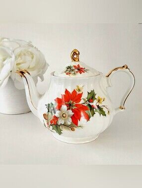 Vintage Sadler England Christmas Teapot Poinsettia Holly Gold Trim Ribbed 22kt